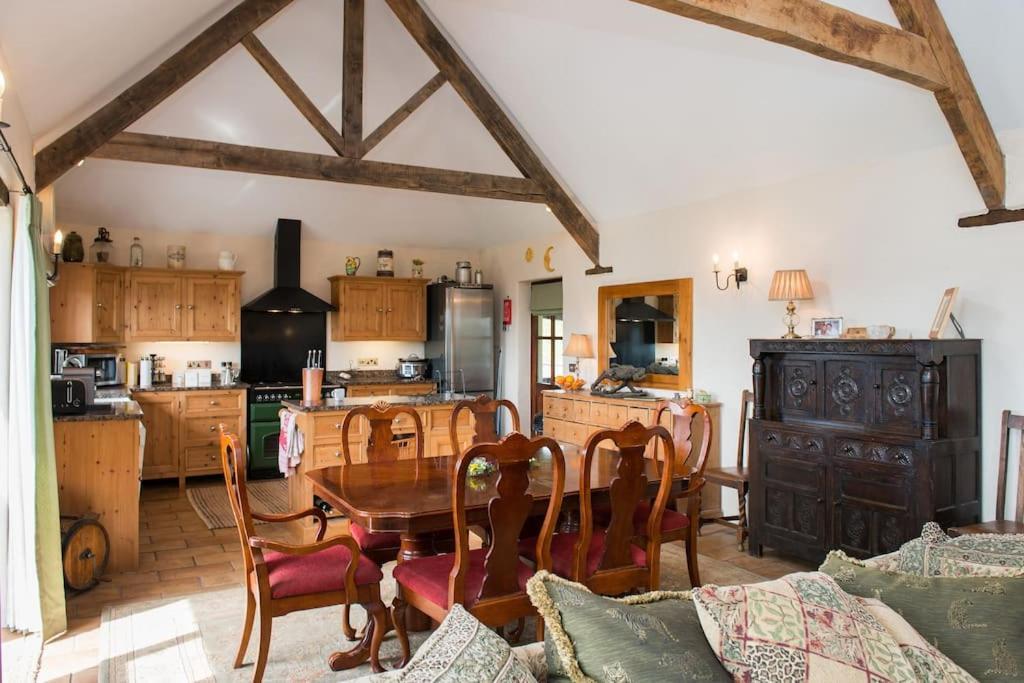 Unique Rural Stone Dog Friendly Barn Conversion Holiday home
